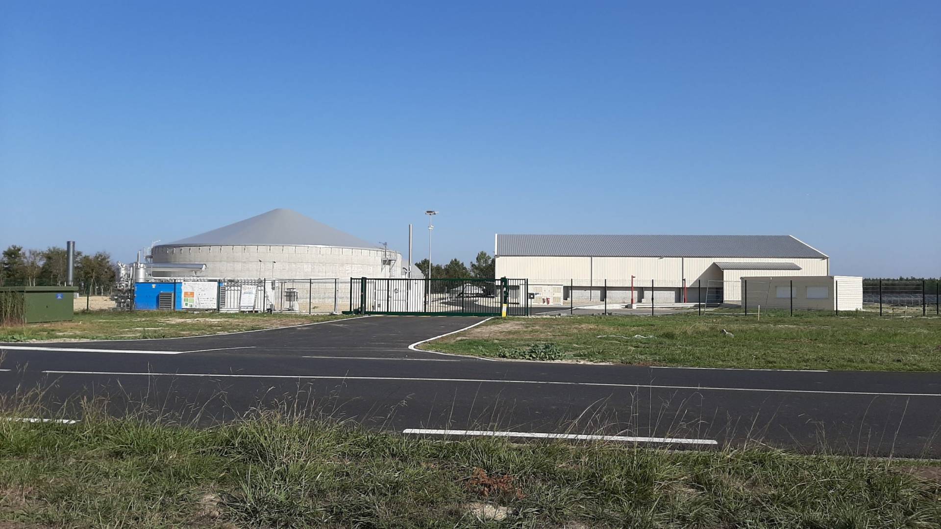 Une voie goudronnée dessert notamment à un hangar et le pont-bascule